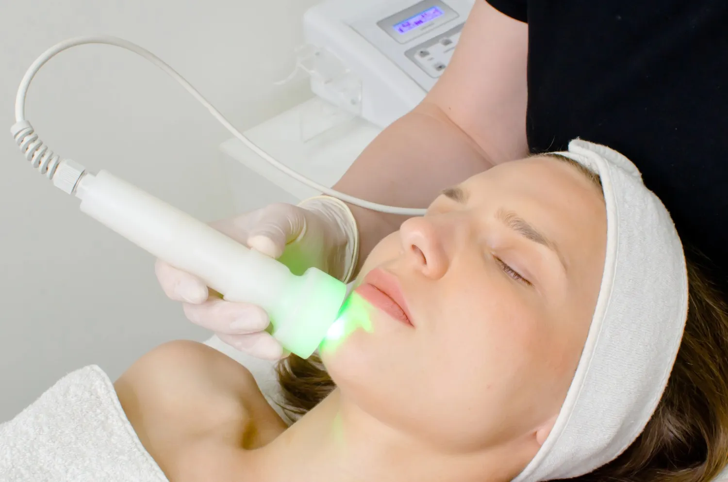 LED light therapy treatment to improve skin health and support collagen production during a facial